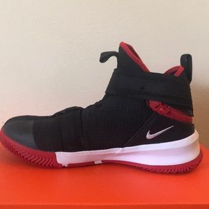 Lebron Solider XIII Flyease GS